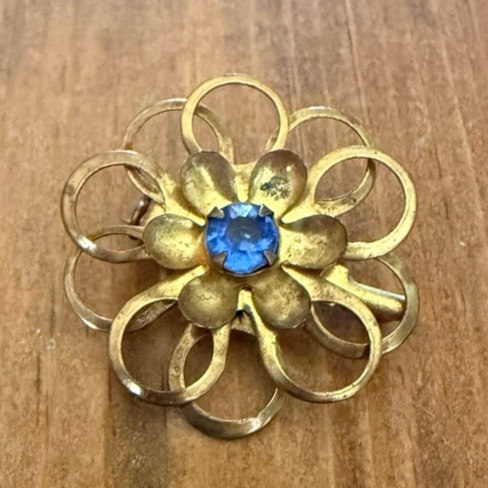 Vintage Gold‑Tone Flower Brooch • Blue Center Stone • 1.25”